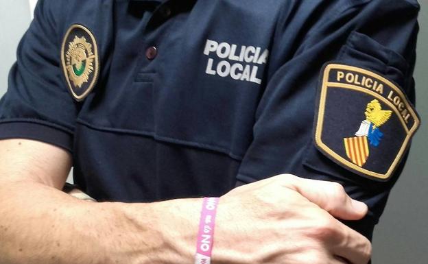 Un falso policía de Xàtiva estafó a una amiga.