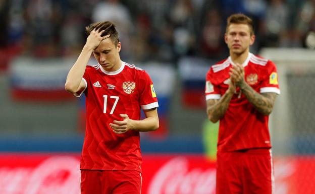 Golovin y Smolov, tras la derrota ante México. 