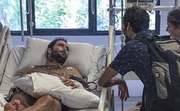 Cristian, en el hospital de Bali con unos amigos.