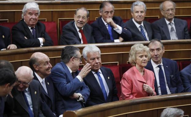 Jose Pedro Pérez Lorca, Miquel Roca, Miguel Herrero y Rodríguez de Miñón, el expresidente Felipe Gónzalez, la Defensora del Pueblo,Soledad Becerrril, Juan José laborda,i-d. en el Congreso de los Diputados.