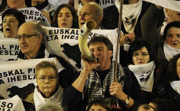 Multitudinaria marcha por los presos de ETA celebrada en Bilbao. 