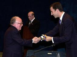El Príncipe de Asturias entrega al escritor Augusto Monterroso el premio de las Letras que lleva su nombre en 2000 / MANUEL H. DE LEÓN