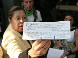 Una mujer sostiene un billete de avión de la línea Air Madrid. / EFE