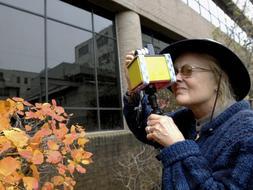 La científica estadounidense Elizabeth Goldring , con su "máquina de ver" portátil. EFE