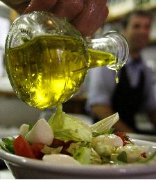 ALIMENTACIÓN. Ensalada aliñada con aceite de oliva./ E. C.