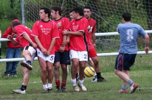 DISPARO. Un jugador de Las Meanas ejecuta un lanzamiento directo. / TANIA