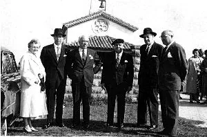 AMIGOS. Menchaca, segundo por la izquierda, con sombrero, ante la capilla de La Providencia. / E. C.