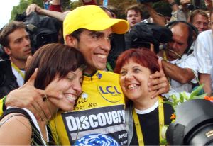 FAMILIA. Contador, junto a su novia Macarena y su madre Paqui. / REUTERS