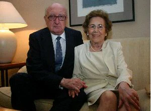 BODAS DE ORO. Aurelio Menéndez y Mercedes García Quintana en 2005 en Gijón. / E. C.