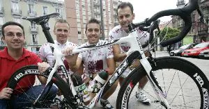 LA EXPEDICIÓN. Jorge García, José Carlos García, David García y Rubén Ruiz, ayer después de un suave entrenamiento en bicicleta. / MARIETA