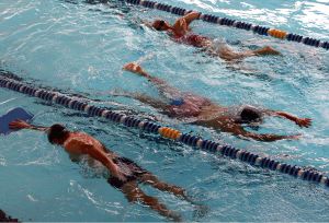 DEPORTE. Usuarios de la piscina climatizada de Pola de Siero. / PABLO NOSTI