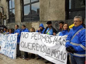 PROTESTA. Trabajadores del Samu, en una concentración celebrada el pasado marzo ante el Servicio de Salud. / M. ROJAS