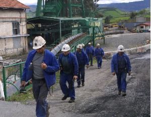 CIERRE. Mineros entrando al pozo de La Camocha. / PAÑEDA