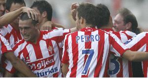 EN RACHA. Los jugadores del Sporting celebran el gol de Kike Mateo en el partido frente al Albacete. / J. BILBAO