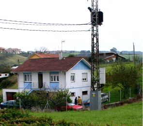 PROXIMIDAD. La vivienda está a escasos metros de la torre del transformador de alta tensión. / G.-P.