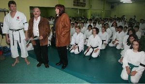 EMOCIÓN. El sensei Ricardo García, con los padres de Cristian y los jóvenes karatecas. / LUIS SEVILLA