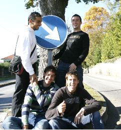 PASADO COMÚN. Castro, Iván Hernández, Andreu y Pina, en la zona exterior de Las Delicias. / BILBAO