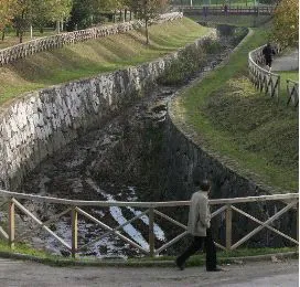 TRAS LA ACTUACIÓN. El río Pilón a su paso por el núcleo de Moreda. / L. SEVILLA