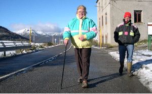 Pilar Fernández camina por la carretera de Leitariegos seguida de Cristina, la única de sus cuatro hijos que se ha quedado a vivir en el alto.