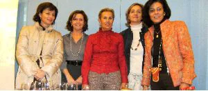 ENALBA. Rosa Armendáriz, Carmen Llano, Carmen del Cubillo, Covadonga Cañal y Ofelia Álvarez coordinaron el taller que tuvo lugar en el hotel Begoña. / C. S.