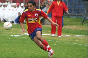 RETRASO. Hidalgo, en un partido con el Deportivo Pasto, del que quedó desvinculado para comprometerse con el Sporting. / E. C.