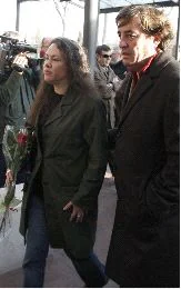 ACOMPAÑADA. Susana Rivera con Luis García Montero, gran amigo del escritor. / FOTOPRENSA