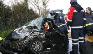 ACCIDENTE EN LA AS-248. Los bomberos, a punto de concluir las labores de excarcelación del conductor del Peugeot 206. / J. BILBAO
