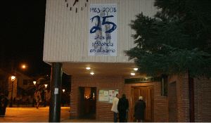 25 AÑOS. El cartel de la fachada principal anuncia el aniversario de la parroquia. / L. SEVILLA