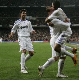 MADRID-VILLARREAL. Sneijder es felicitado tras marcar. / AP