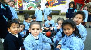 FUTURO. Un grupo de alumnos inmigrantes posa en el patio de un colegio de Oviedo. / MARIO ROJAS