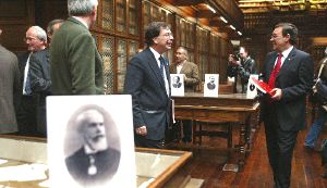 EXPOSICIÓN. Juan Vázquez y Francisco Javier Fernández Vallina, en un homenaje al autor. / E. C.