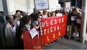 PANCARTAS. Funcionarios de la Administración de Justicia, ayer, protestando en Gijón. / A. PIÑA