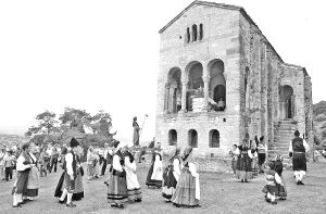 NARANCO. La iglesia de Santa María del Naranco, uno de los edificios que aparecerá en la exposición. ./ MARIO ROJAS