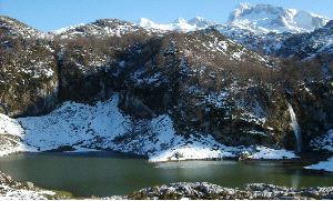 BRICIAL. Las últimas nevadas han llenado de agua la vega del Bricial, que en su día fue un lago permanente. / C. PIÑÁN