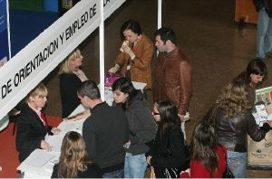 MERCADO LABORAL. Jóvenes recaban información en un foro de empleo celebrado en Gijón. / SEVILLA