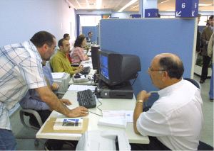 Un contribuyente presenta su declaración de renta en una de las oficinas de Hacienda de Avilés. / MARIETA