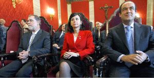 EN EL SUPREMO. La presidenta del TC, María Emilia Casas, ayer, entre Bermejo y Bono, en la toma de posesión de Conde Pumpido. / EFE