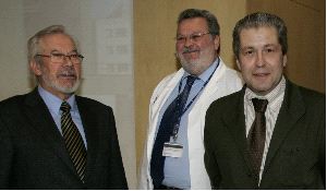 CABUEÑES. Marcelo Palacios, presidente de la Sociedad Internacional de Bioética; Juan Martínez Cossent, gerente del hospital de Cabueñes y Jesús Herreros, antes del inicio de la conferencia. / P. UCHA