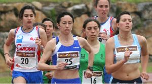 ESFUERZO. Beatriz Álvarez (20), Aurora Pérez (25) y Sara Pérez (1), en el 3.000. / TANIA