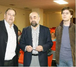 RECORDATORIO.  Daniel Gutiérrez Granda, Roberto Martínez Berciano y Eduardo García Salueña, ayer, en el Ateneo. / . BILBAO