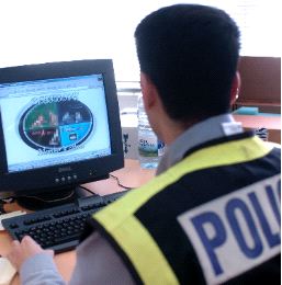 Un agente de policía inspecciona una web de internet. / EFE