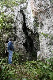 HALLAZGO. Iván Muñiz, en la entrada de la cueva de El Hueso. / M. A.