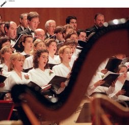 La prestigiosa Sociedad Coral de Bilbao actuó anoche en el Jovellanos, en la versión que Rivas elaboró del 'Carmina Burana'. /E. C,