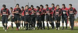 La plantilla rojiblanca corre por el campo número 2 de las instalaciones de Mareo durante un entrenamiento de la pasada temporada. / PALOMA UCHA