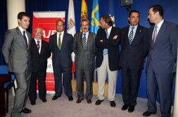 Por la izquierda, el edil José María Pérez; Luis Arias de Velasco; el presidente de AJE, Jesús Portilla; Graciano Torre; el presidente del CEEI, Víctor González Marroquín; el director general de Comercio y Autónomos, Julio González, y Alberto González, de Fade. / ÁLEX PIÑA