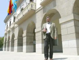 El regidor veigueño, Juan Antolín, ante la Casa Consistorial. / E. C.