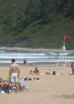 La bandera roja, ayer, ondeando en Rodiles. / M. A.