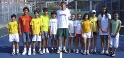 Pablo Carreño, en el centro, en la escuela de tenis del Grupo. / E. C.