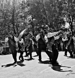 . Los danzantes de Tabláo interpretaron la danza de los palos en la plaza de Larón. / J. M. A.