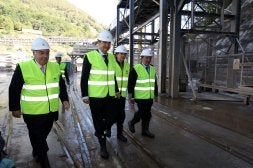 Álvarez Areces, Rodríguez Zapatero, Magdalena Álvarez, y el presidente del Adif, Antonio González, en el túnel que ayer quedó abierto. / PABLO NOSTI